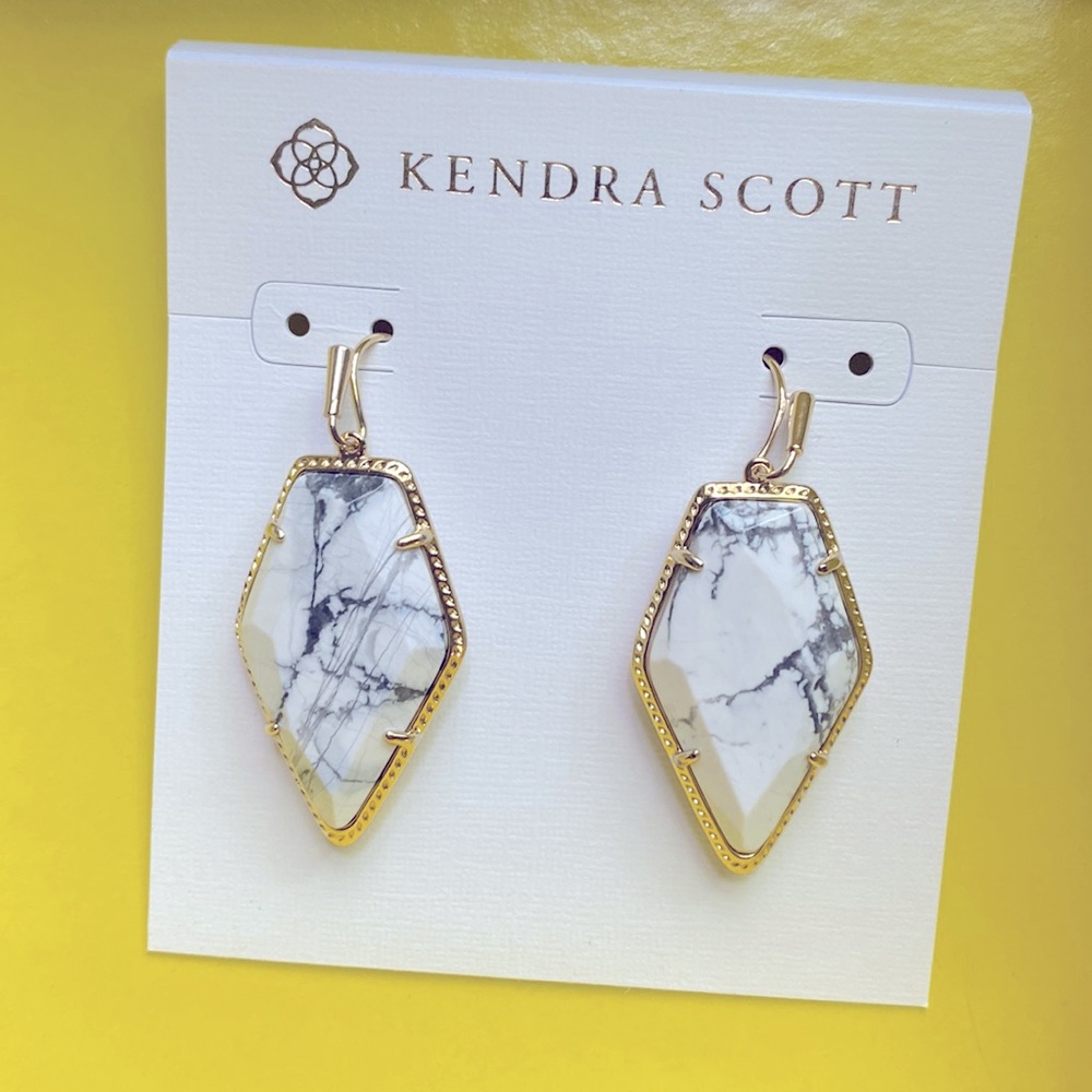 NWOT Kendra Scott gold drop earrings